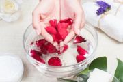 Segudang manfaat rebusan air mawar untuk kesehatan dan kecantikan