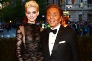 Anne Hathaway Kenang Kebersamaan dengan Valentino Garavani