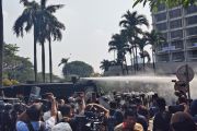Eksekusi Eks Hotel Sultan di GBK Ricuh, Water Cannon Dikerahkan untuk Bubarkan Massa