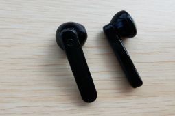 Antara TWS dan earphone kabel, mana yang lebih aman buat telinga?