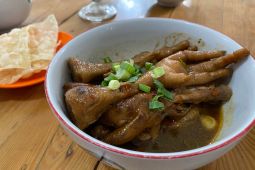 Tips praktis memisahkan tulang ceker ayam supaya mudah diolah