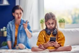 Dokter Ingatkan Bahaya Screen Time Berlebih pada Anak