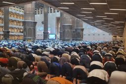 Ini hukumnya menutup mata saat shalat, dianjurkan tapi bisa juga makruh