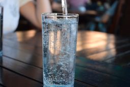 Hati-hati, minum soda setiap hari bisa picu penyakit hati meski versi diet sekalipun