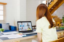 Kerja WFH bikin perempuan lebih bahagia, benarkah?