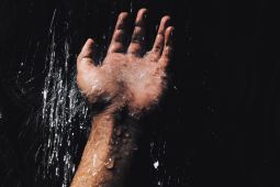 Ternyata mandi gelap sebelum tidur bisa bikin tubuh lebih tenang dan cepat terlelap