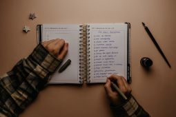 Tulisan Tangan Bisa Jadi Tanda Awal Penurunan Fungsi Otak Lansia