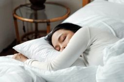6 Kebiasaan Baik Sebelum Tidur untuk Perempuan Usia 50 Tahun ke Atas