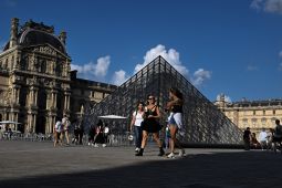 Hingga saat ini perhiasan yang dicuri dari Museum Louvre belum ditemukan