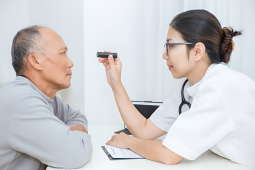 Dokter: Katarak Gak Bisa Hilang Kalau Cuma Pakai Obat Tetes