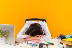 Cara praktis mengatasi rasa ngantuk setelah makan siang