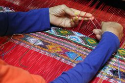 Kain Ulos Jadi Daya Tarik Utama dalam Indonesia Fashion Week 2026