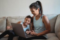 Inilah Bentuk Pendampingan yang Bisa Diberikan saat Anak Lagi Screen Time