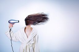Punya masalah rambut kering? Simak tips ini untuk mengatasinya