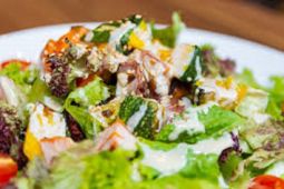 Resep salad ayam saus bang-bang sebagai menu makan siang lezat