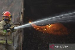 Pabrik kopi di Matraman Jakarta Timur dilalap sang jago merah