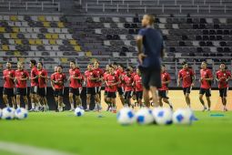 Antara tiga bek dan empat bek, manakah yang akan dipilih Kluivert?