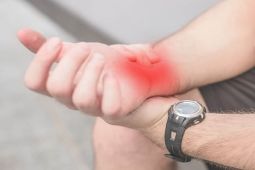 Bukan sekadar salah posisi, ini gejala & penyebab tubuh sering alami kesemutan