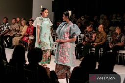 8 brand batik keren buat pria dan wanita, gaya tetap lokal tapi stylish!