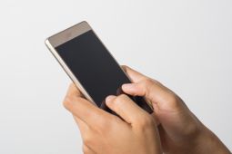 Ini dampak yang harus kamu waspadai kalo sering main ponsel sebelum tidur
