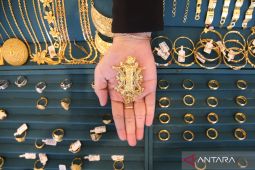 Emas Antam turun menjadi Rp2,348 juta/gram pada hari Sabtu ini