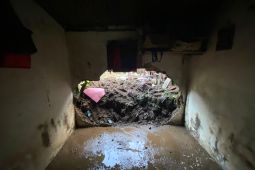 Rumah hingga warung warga Jati Padang jebol diterjang banjir