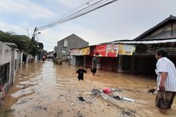 Bekasi banjir karena luapan Kali Cikarang, 7 kecamatan terendam, warga dievakuasi