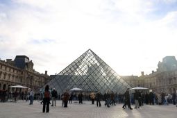Museum Louvre Paris bakal naikkan harga tiket buat wisatawan non-Uni Eropa