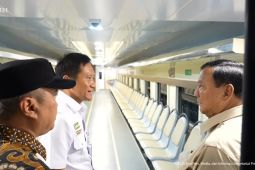 Prabowo cek gerbong khusus petani dan pedagang di Stasiun Manggarai