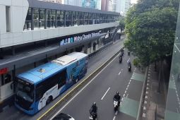 Transjakarta Koridor 9 gak berhenti dulu di Halte Gerbang Pemuda akibat ada demo