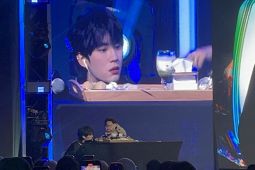 Zhou Yiran seru-seruan cicipin camilan dan minuman tradisional Indonesia