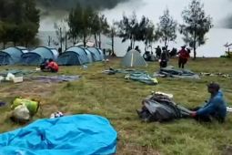 Basarnas :178 pendaki yang terjebak erupsi Semeru dievakuasi dengan aman