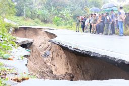 Belasan titik di Padang Pariaman dilanda banjir dan longsor akibat cuaca ekstrem
