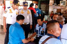 BNN Jakarta tes urin ratusan supir JakLingko di Jaktim untuk cegah narkoba