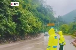 Akses jalan Solok-Padang kembali dibuka usai longsor dibersihkan