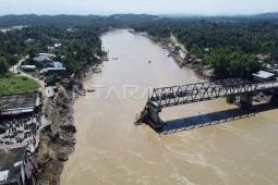 Kerusakan meluas: 14 jembatan dan 12 ruas jalan nasional putus di Aceh