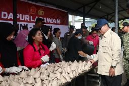 Prabowo cek dapur umum dan dengar langsung kisah pengungsi Tapteng