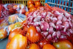 Update harga bahan pangan hari ini: Cabe Rp66.691/kg, bawang merah Rp44.738/kg