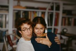 Pertunangan Robert Pattinson & Zendaya dalam "The Drama" masuk koran