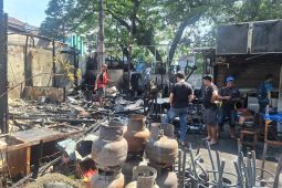 Total 9 kios serta 8 kendaraan hangus terbakar di Kalibata