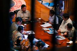 Prabowo minta rumah pengungsi di Sumatera cepat dibangun agar warga tak lama di tenda