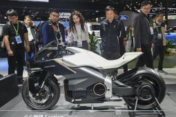 Trotoar Ho Chi Minh bakal punya ribuan stasiun tukar baterai motor listrik di trotoar