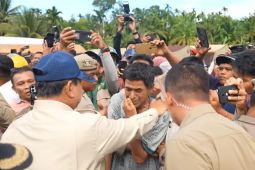 Warga tersentuh, tangis haru muncul saat Prabowo kunjungi posko pengungsi Agam