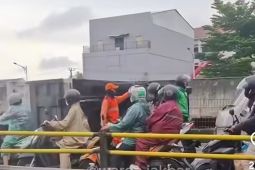 Supir hilang kendali, truk boks ini terguling di Cengkareng