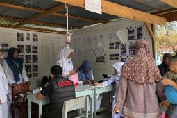 Nakes tembus medan longsor demi warga terisolasi di Bener Meriah