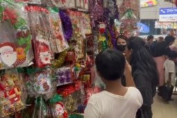 Tradisi jelang Natal: Pasar Asemka dipadati pembeli pernak-pernik murah