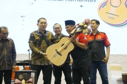 Kemenbud berikan alat musik buat musisi jalanan