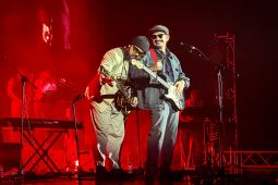 SORE rayakan 20 tahun Centralismo dalam pertunjukan penuh emosi