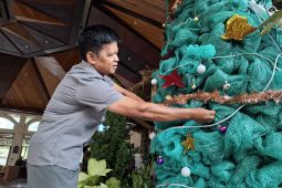 Pohon Natal yang dibuat dari karung bekas sambut Natal di Lampung