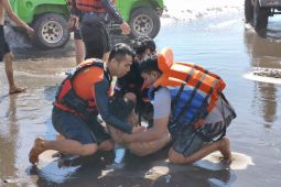 4 wisatawan yang terseret ombak di Parangtritis berhasil diselamatkan Tim SAR